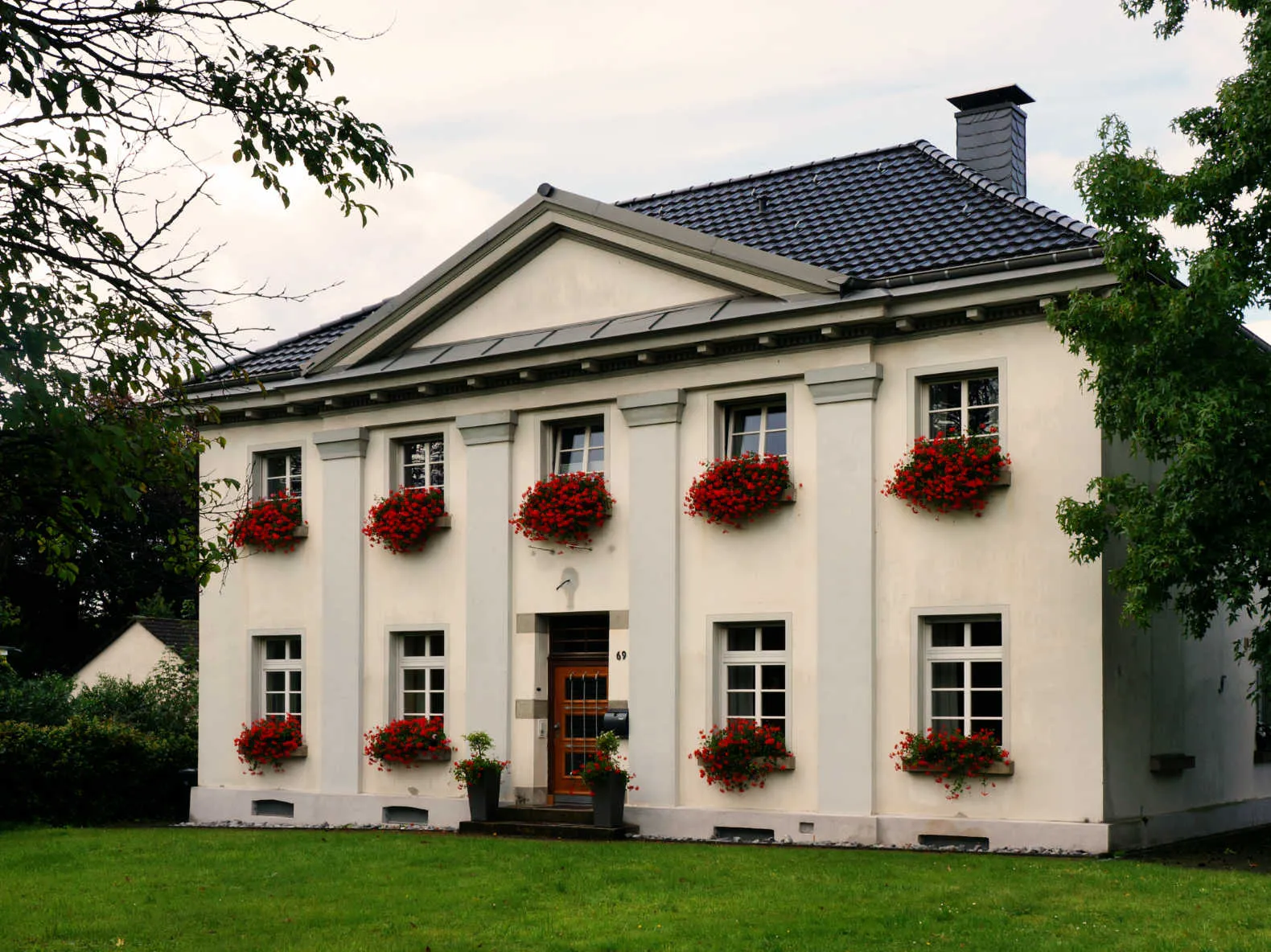 Denkmalgeschütztes Haus mit neu gedecktem Dach