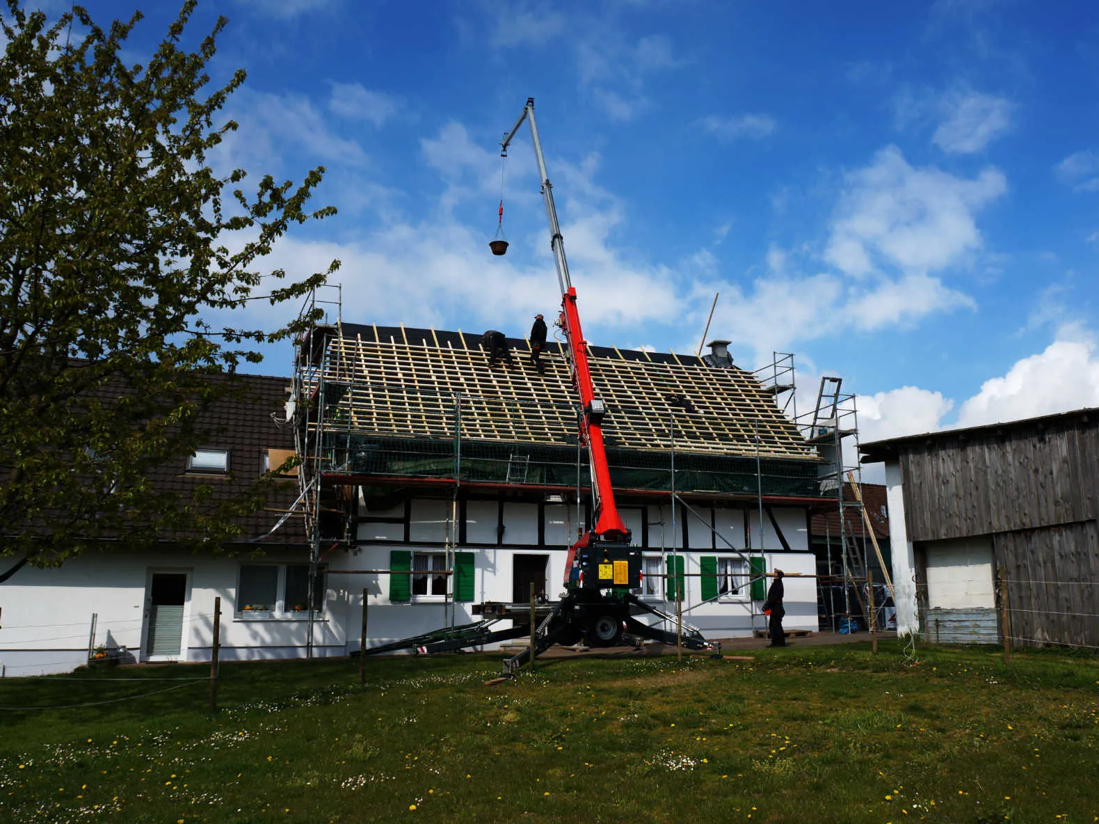 Neueindeckung mit Dachkran am Fachwerkhaus